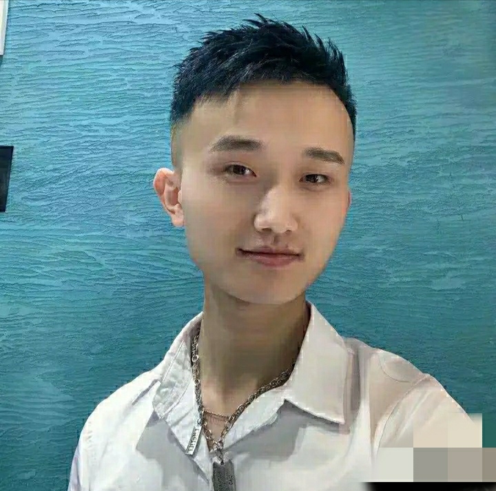 小哥哥的第一张照片--马尾交友网